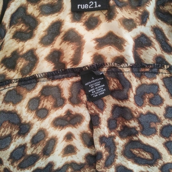 Cheetah print sleeveless blouse - Picture 4 of 4
